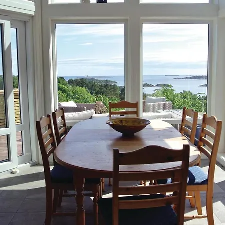 Gorgeous Home In Faervik With Kitchen Ferienhaus